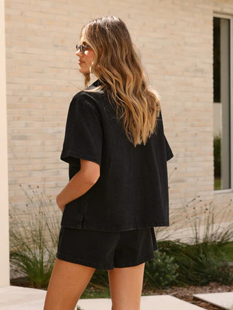 ミディアムウォッシュデニムのツーピースセット（レディース） - ドローストリングショーツとボタンアップシャツ - 夏のカジュアルバケーションコーデ 2026