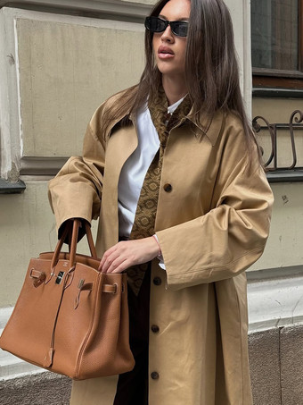 クラシックなロングトレンチコート（レディース） - カーキ色のミニマルなシングルブレストのリラックスフィットダストコート - 春のオフィスからディナーまで活躍するアウターウェア 2026