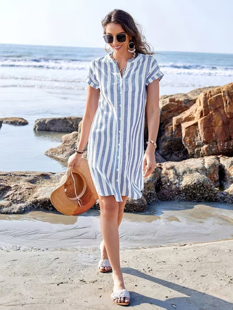 ライトスカイブルー縦ストライプ柄レディースシャツワンピース - 半袖ボタンダウンミディドレス - 夏のビーチバケーション2026