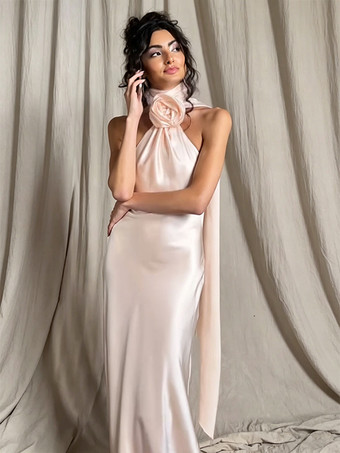 ピンクエレガントなロゼットホルターネックマキシドレス（女性用） - シルクのようなサテン素材、背中開き、ドレープネック、ノースリーブガウン - 2026年春のイブニングパーティー