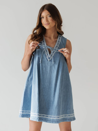 ライトスカイブルー刺繍入りデニムミニドレス（レディース） - カジュアルなVネックタイフロントルーズベビードールサマードレス（ポケット付き） - 夏のビーチバケーション2026