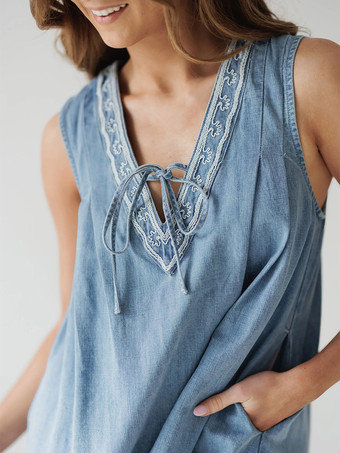 刺繍入りデニムミニドレス（レディース） - カジュアルなVネックタイフロントルーズベビードールサマードレス（ポケット付き） - 夏のビーチバケーション2026
