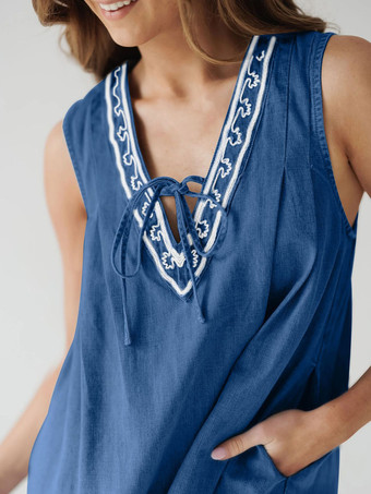 刺繍入りデニムミニドレス（レディース） - カジュアルなVネックタイフロントルーズベビードールサマードレス（ポケット付き） - 夏のビーチバケーション2026