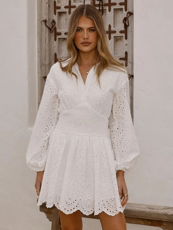 ホワイト アイレット長袖ミニドレス（レディース） - ボヘミアン風スモックウエストフレア裾スケータードレス - 2026年春のビーチバケーション