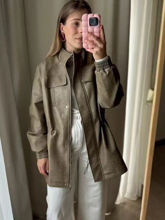 オリーブカラーレディース用フェイクレザーサファリジャケット - ドローストリングウエスト、ハイネック、カーゴポケット付きミディコート - 2026年春のシックなストリートウェア