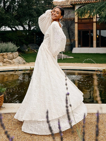 ボヘミアン風バックレスマキシドレス（女性用） - クラウドホワイト、ディープVネック、ランタンスリーブ、プリーツAラインガウン - 2026年春のビーチウェディング