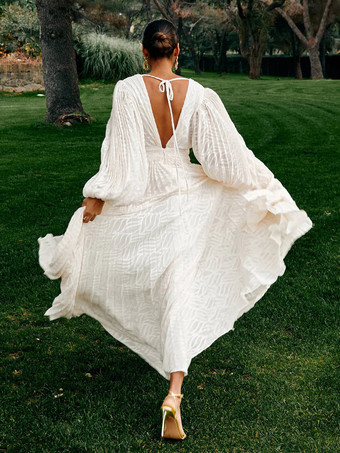 ボヘミアン風バックレスマキシドレス（女性用） - クラウドホワイト、ディープVネック、ランタンスリーブ、プリーツAラインガウン - 2026年春のビーチウェディング