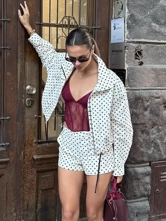 水玉模様のレディースツーピースセット - カジュアルなクロップドジャケットとショートパンツ - 2026年春のストリートウェア