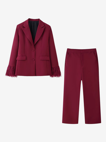 フェザーカフ付きレディースツーピーススーツセット - レッドのエレガントなブレザーとストレートレッグパンツのコーディネート - 2026年春のビジネスパーティー衣装