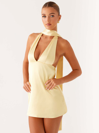 イエローサテンホルターミニドレス（女性用） - 背中開きディープVネックショートガウン（スカーフ付き） - サマーカクテルクラブ2026