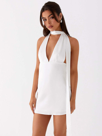 ホワイト サテンホルターミニドレス（女性用） - 背中開きディープVネックショートガウン（スカーフ付き） - サマーカクテルクラブ2026