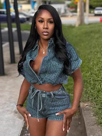 ブルー レディース用ワッフルデニム2点セット - ブルーの半袖タイフロントクロップトップとショートパンツのセットアップ - 2026年夏のカジュアルコーデ