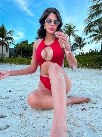 レッド 大胆なカットアウトデザインのワンピース水着（女性用） - 赤いホルターネックのセクシーなモノキニ - 夏のビーチプールパーティー2026