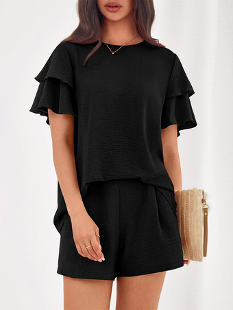 Ensemble deux pièces : pantalon t-shirt noir à col rond et manches courtes.