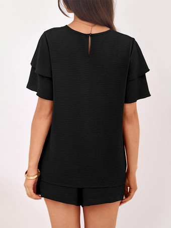 Ensemble deux pièces : pantalon t-shirt noir à col rond et manches courtes.