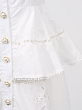 Robe longue blanche cintrée et élégante avec détails en dentelle parfaite pour les événements formels.
