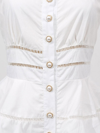 Robe longue blanche cintrée et élégante avec détails en dentelle parfaite pour les événements formels.