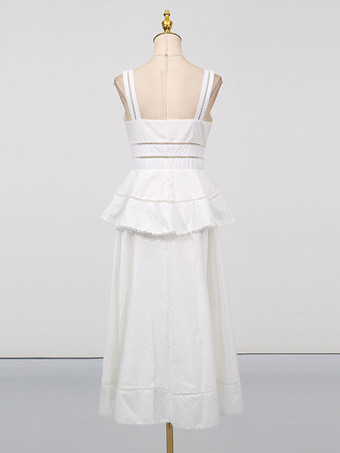 Robe longue blanche cintrée et élégante avec détails en dentelle parfaite pour les événements formels.