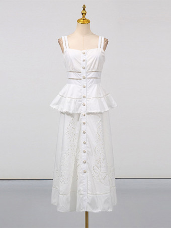 Robe longue blanche cintrée et élégante avec détails en dentelle parfaite pour les événements formels.