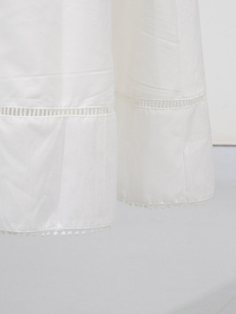 Robe longue blanche cintrée et élégante avec détails en dentelle parfaite pour les événements formels.