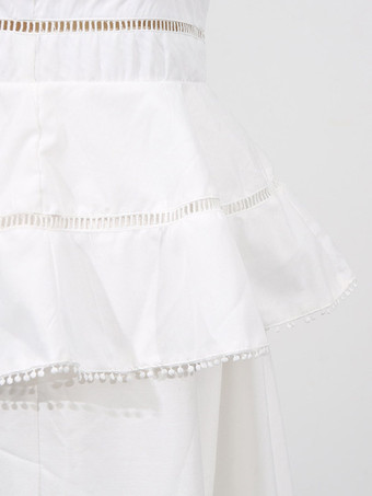 Robe longue blanche cintrée et élégante avec détails en dentelle parfaite pour les événements formels.