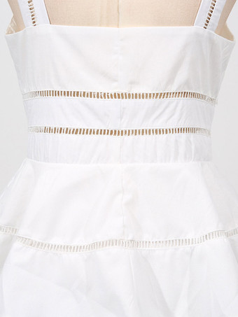 Robe longue blanche cintrée et élégante avec détails en dentelle parfaite pour les événements formels.