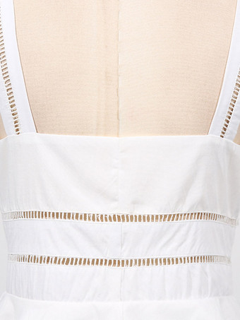 Robe longue blanche cintrée et élégante avec détails en dentelle parfaite pour les événements formels.