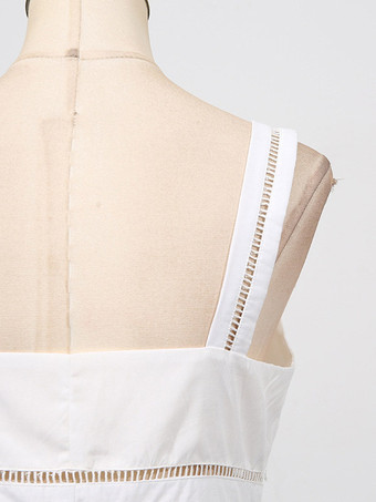 Robe longue blanche cintrée et élégante avec détails en dentelle parfaite pour les événements formels.