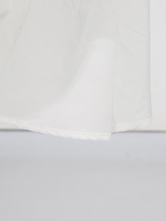 Robe longue blanche cintrée et élégante avec détails en dentelle parfaite pour les événements formels.