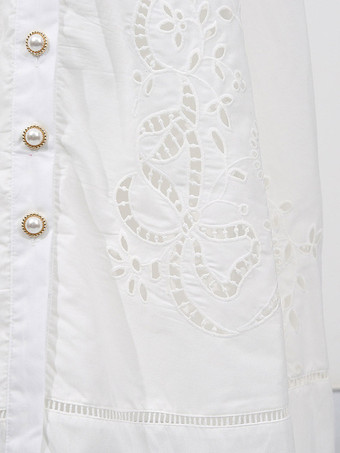 Robe longue blanche cintrée et élégante avec détails en dentelle parfaite pour les événements formels.