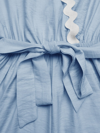Combinaison bleue à col V manches courtes sans bretelles en viscose coupe droite idéale pour l'été.