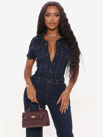 Combinaison-short en jean bleu foncé à col rabattu et manches courtes style été.