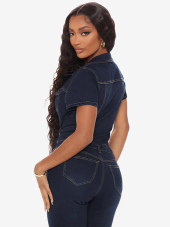 Combinaison-short en jean bleu foncé à col rabattu et manches courtes style été.