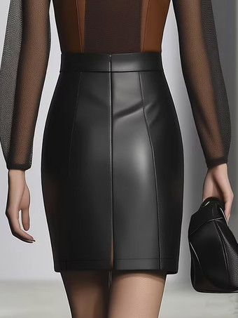 Jupe courte en similicuir noir taille naturelle chic et printanière pour femme