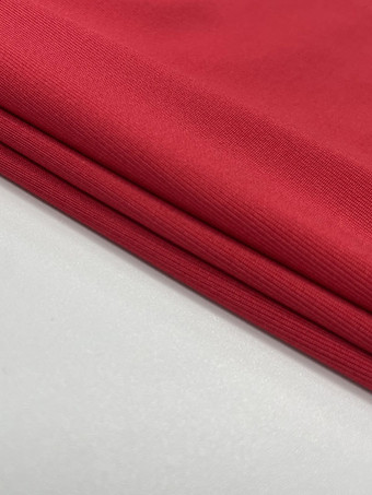 Ensemble deux pièces rouge chic streetwear : jupe plissée sans manches dos nu à bretelles