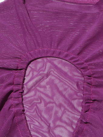Crop top violet à col montant et manches longues à découpes apparentes.