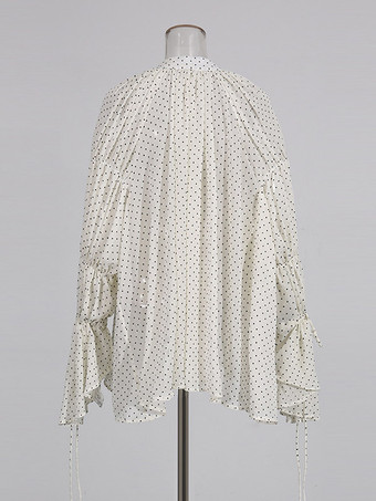 Blouse blanche pour femme col en V manches longues lacées et à volants.