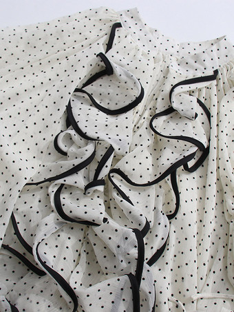 Blouse blanche pour femme col en V manches longues lacées et à volants.