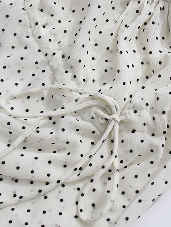 Blouse blanche pour femme col en V manches longues lacées et à volants.