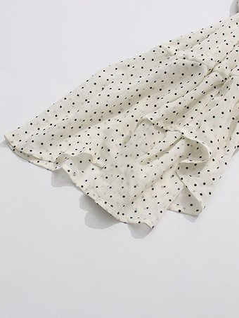 Blouse blanche pour femme col en V manches longues lacées et à volants.