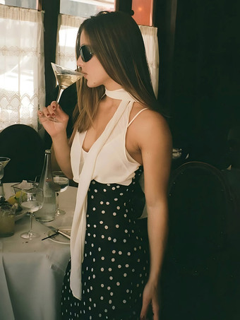 Robe de vacances maxi sans manches à pois col en V robe noire sexy