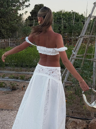 Ensemble deux pièces blanc décontracté avec jupe sans manches sculptante et découpes idéal pour la plage.