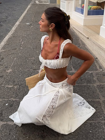 Ensemble deux pièces blanc décontracté avec jupe sans manches sculptante et découpes idéal pour la plage.