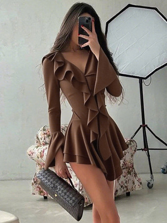 Robe noire chic à bretelles courtes volants manches longues col en V et manches évasées idéale pour un rendez-vous galant.