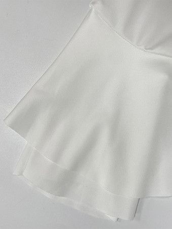 Robe noire chic à bretelles courtes volants manches longues col en V et manches évasées idéale pour un rendez-vous galant.