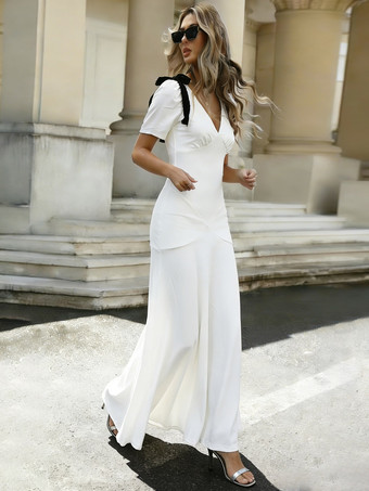 Robe longue blanche élégante à nœuds manches courtes et col en V bicolore idéale pour une soirée romantique.