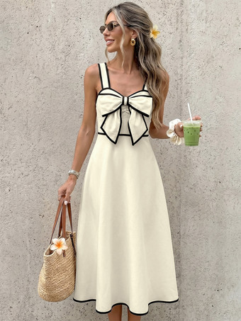 Robe longue dos nu plissée à nœuds sans manches épaules dénudées couleur écru et blanc doux idéale pour une soirée romantique.