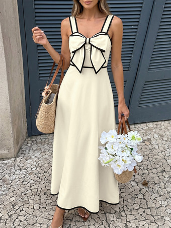 Robe longue dos nu plissée à nœuds sans manches épaules dénudées couleur écru et blanc doux idéale pour une soirée romantique.