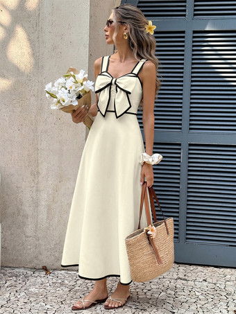 Robe longue dos nu plissée à nœuds sans manches épaules dénudées couleur écru et blanc doux idéale pour une soirée romantique.