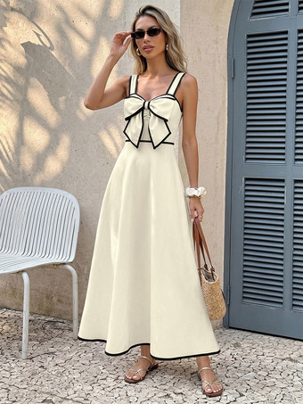 Robe longue dos nu plissée à nœuds sans manches épaules dénudées couleur écru et blanc doux idéale pour une soirée romantique.